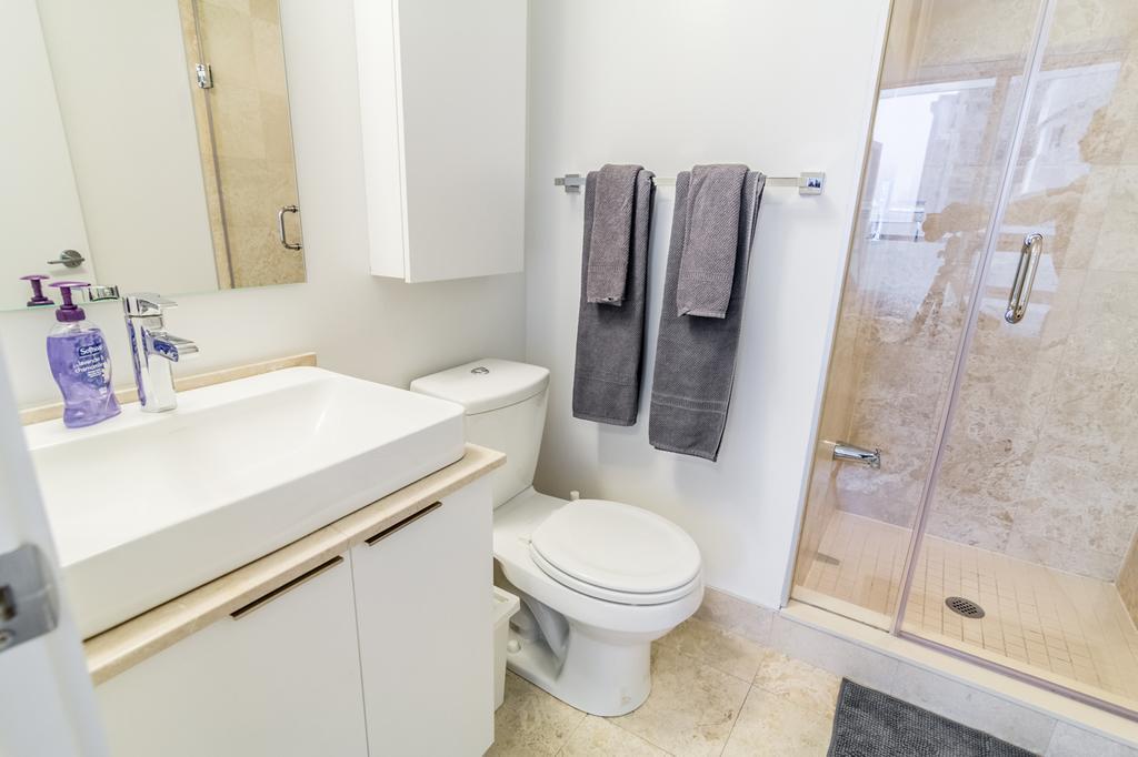 Aoc Suites - Two Bedroom Condo - City/Cn Tower View Торонто Екстериор снимка