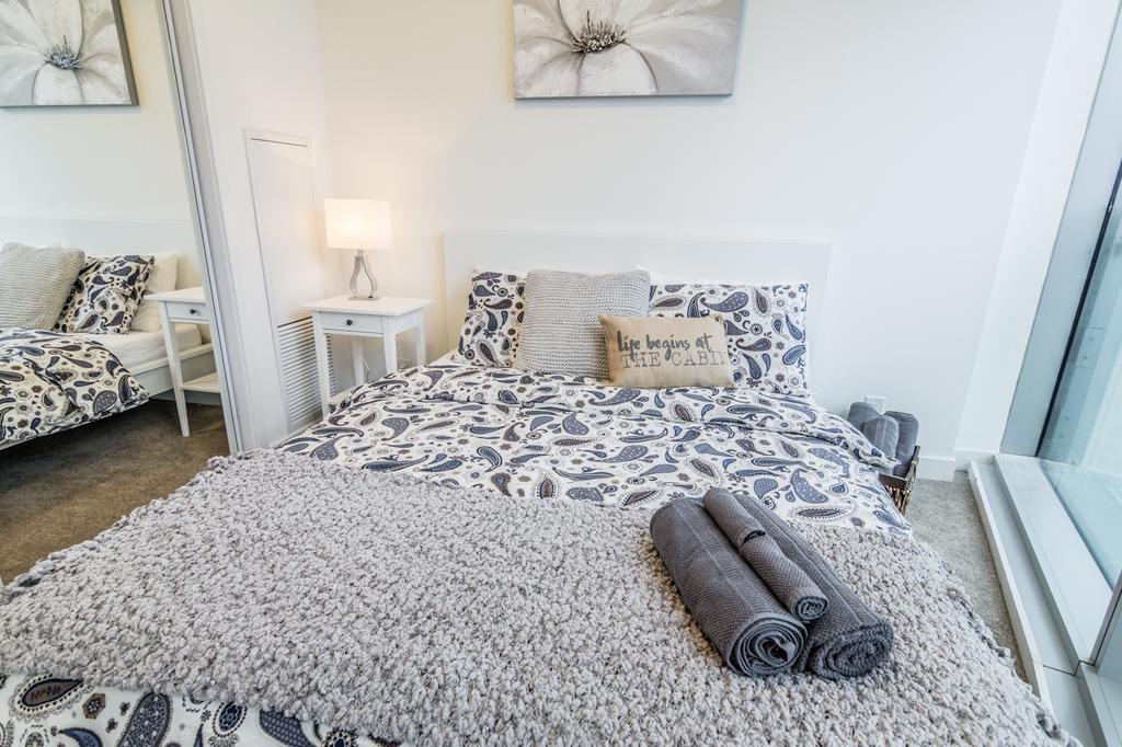Aoc Suites - Two Bedroom Condo - City/Cn Tower View Торонто Екстериор снимка